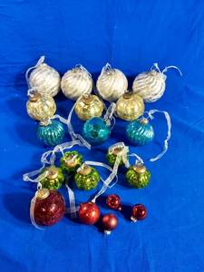 lot 59 image: Christmas Lot of 20 Vintage Glass Tree Ornaments