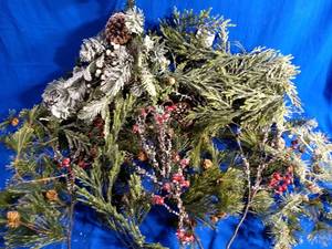 lot 70 image: Artificial Wreaths and Garland Decorations