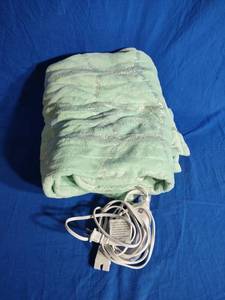lot 106 image: Green Fleece Heated Blanker with Remote