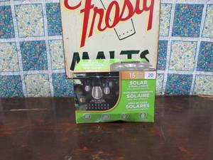 lot 53 image: 15 LED Bulbs Solar String Lights with Remote Control