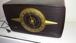 AM FM Vintage Tabletop Radio RCA Victor.