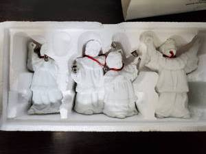 lot 78 image: Department 56 Winter Silhouette Porcelain Figurines