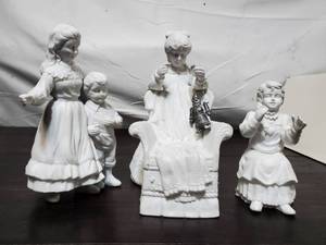 lot 77 image: Department 56 Winter Silhouette Porcelain Figurines