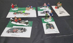 lot 62 image: Department 56 Dickens Village Series, The Heritage Village Collection, Christmas In The City Series Porcelain Figurines