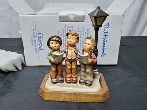 lot 63 image: M.I. Hummel W. Goebel Porzellanfabrik Figurine from Germany Unter der Laterne A Tuneful Trio Figurine