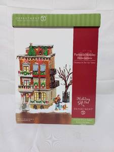 lot 22 image: Department 56 Parkside Holiday Brownstone Holiday Gift Set