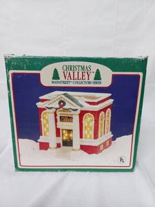 lot 27 image: Mainstreet Collectible Christmas Valley Library