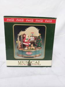 lot 44 image: Coca-Cola Musical Collection Holiday Music Box