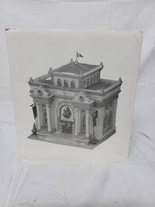 lot 47 image: Department 56 Heritage Museum Of Art Holiday Village Dcor Piece