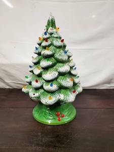 lot 200 image: Vintage Ceramic Lighted Christmas Tree