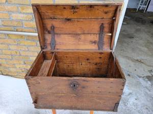 lot 3 image: Antique 1800s Dome Top Steamer Trunk