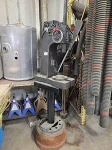 lot 2 image: DAYTON 3-Ton Ratcheting Arbor Press - Model 1UH14J - Appears to have been used very little