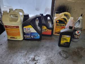 lot 194 image: Lot of Assorted Oils