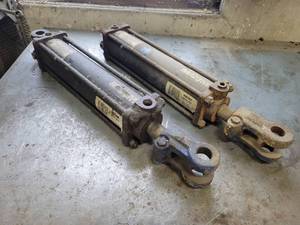 lot 202 image: (2) MAXIM Hydraulic Cylinders - 3 Bore x 12 Stroke - Unknown Condition