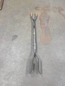 lot 239 image: FISKARS Post Hole Digger