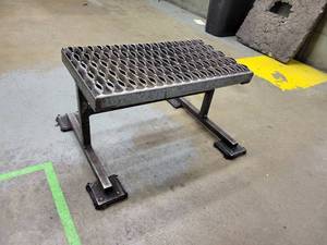 lot 32 image: Metal Step Stand - Approx. 20 x 12 x 12