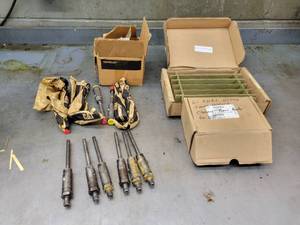 lot 129 image: (6) BOSCH Diesel Injectors KDEL 65P21, (6) KDEL 69P43 7mm Holders and (6) OR3421 Nozzles w Old Cores