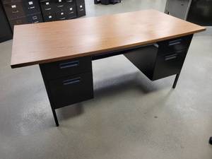lot 251 image: Steel Desk with Laminate Top and Contents