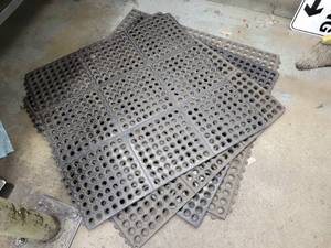 lot 256 image: Lot of 4 Anti-Fatigue Floor Mats