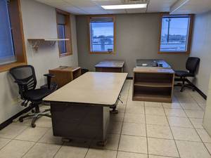 lot 290 image: Office Furniture - (3) Desks, (2) Office Chairs, Steel Shelf and Wood Shelf