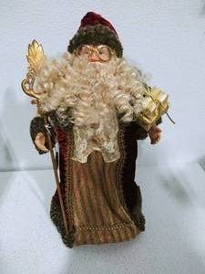 lot 15 image: Large Renaissance Santa 16-Inch Tall