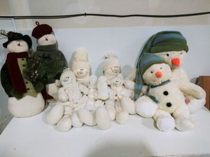 lot 19 image: Snowman Families
