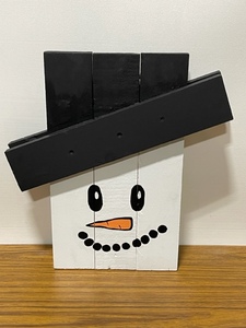 lot 27 image: Super Cute Pallet Made Snowman