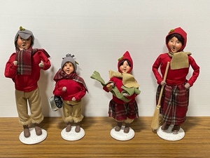 lot 28 image: Byers Choice Carolers