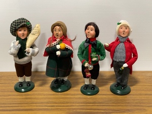 lot 29 image: Byers Choice Carolers
