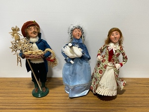 lot 31 image: Byers Choice Carolers