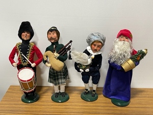 lot 32 image: Byers Choice Carolers