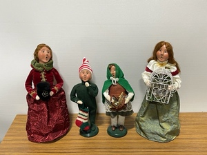 lot 33 image: Byers Choice Carolers