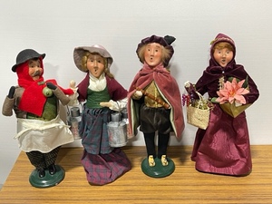 lot 34 image: Byers Choice Carolers