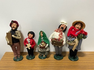 lot 36 image: Byers Choice Carolers