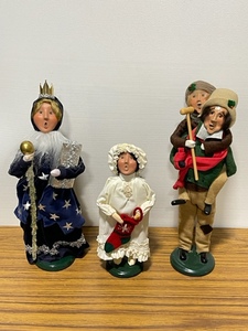 lot 37 image: Byers Choice Carolers