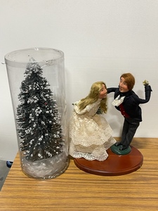 lot 38 image: Byers Choice Carolers and Tree