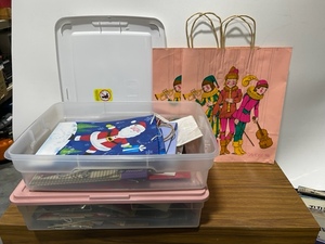 lot 40 image: Totes and Wrapping