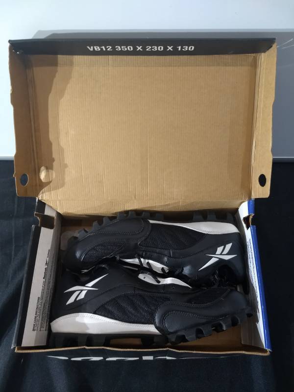 lot 18 image: Reebok Baseball Low Size 14
