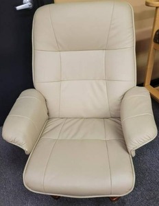 lot 3 image: Leather 360 Degree Swivel Recliner Chair (Lightly Used)