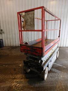 lot 21 image: 1999 Skyjack SJIII 3220 Scissor Lift - For Parts or Repair