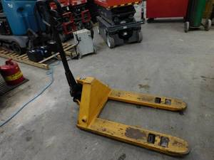 lot 29 image: EZ Lift Manual Pallet Jack