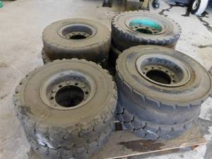lot 39 image: Misc. Pallet of 8 Used Forklift Tires on Rims
