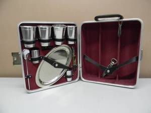 lot 11 image: VINTAGE - THE ORIGINAL TRAV-L-BAR By EVER-WEAR - Executain 101 with key - LOOKS COMPLETE - AWESOME PIECE - NICE - SEE PICTURES