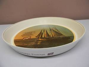 lot 39 image: Vintage SCHLITZ BEER PLASTIC SERVING TRAY 13 THE BEER THAT MADE MILWAUKEE FAMOUS - GREAT PIECE - SEE PICTURES