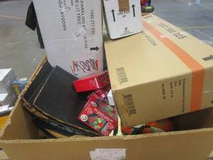 lot 424 image: Gaylord of Holiday Items (HALLOWEEN & CHRISTMAS)