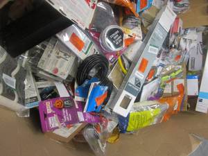 lot 471 image: Wholesale Bin Of Small Misc. Items (SEE PHOTOS)