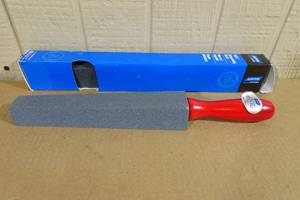lot 25 image: 2 Norton Crystolon Utility Files Sharpening Stones