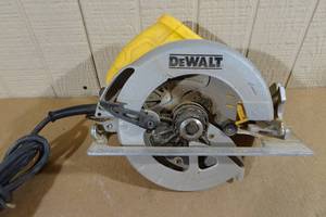 lot 38 image: DeWalt DWE575 7-14 Circular Saw - 15 Amp