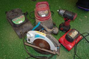 lot 50 image: BROKEN Tools - Circular Saw, Snap-On 14.4V Impact, Carpet Seamer Tools