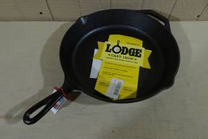 lot 61 image: New Lodge Cast Iron Skillet -12